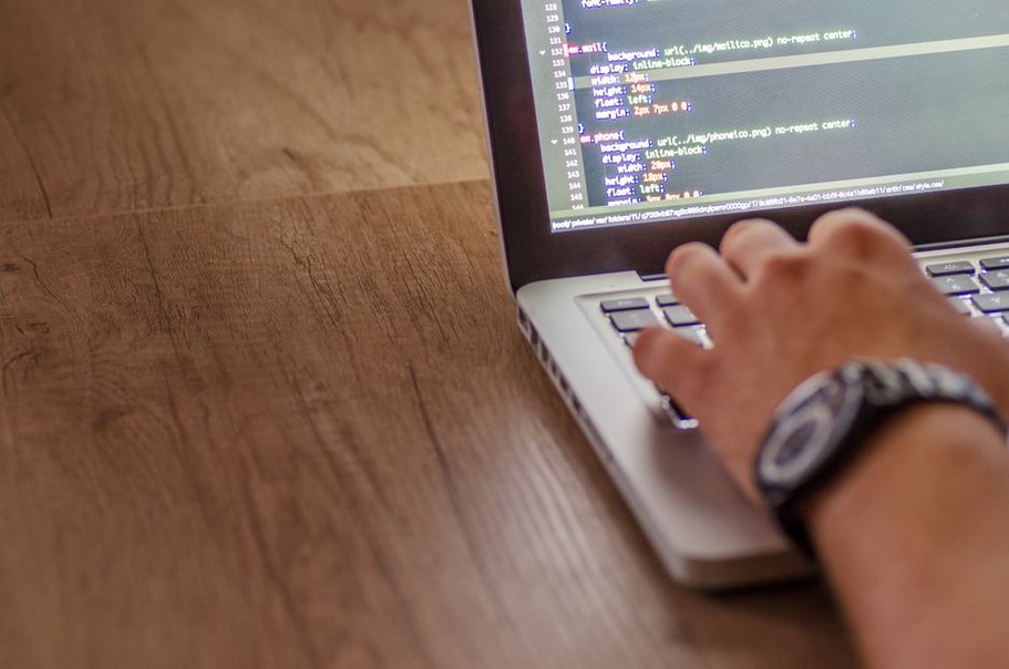 разработчик проверяет исходный код приложения